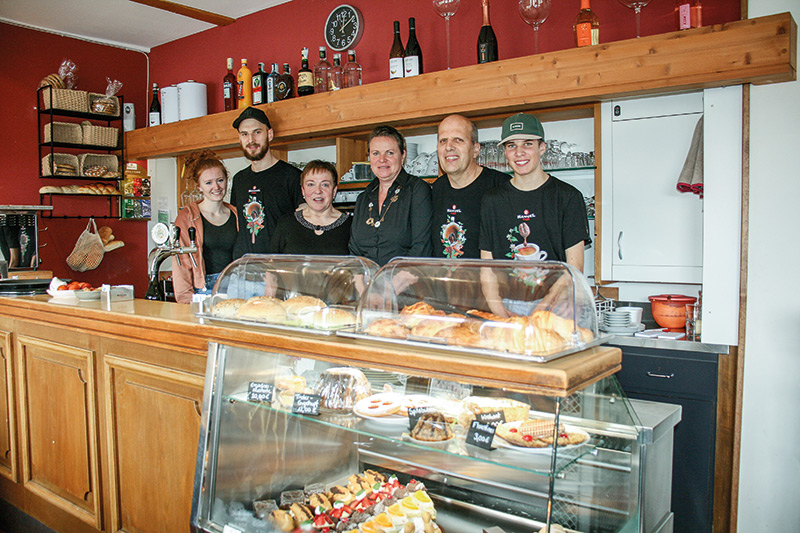 Im Bild von rechts: Thomas Theiner, Jörgl Theiner, Pavla Theiner, Helene Stecher (Mitarbeiterin), Alexander Theiner mit Freundin Sabrina Schiekofer - es fehlt Christian Theiner