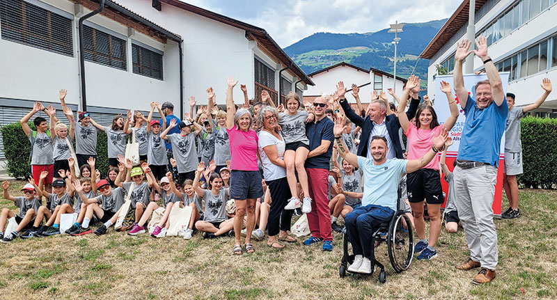 Vertretende der Euregio und der Sportämter haben den jugendlichen Teilnehmenden des Sportcamps in Mals einen Besuch abgestattet. (Foto: Euregio/Armin Gluderer)