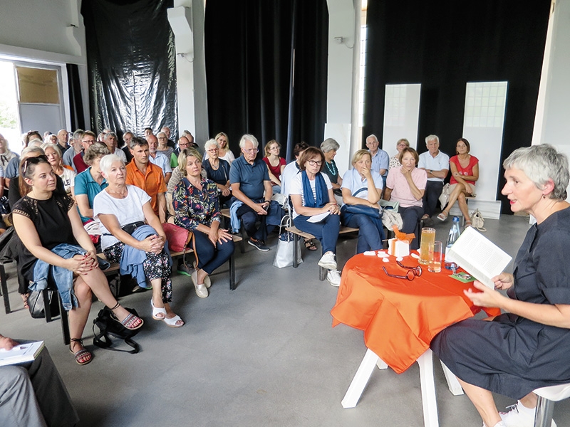 Beim Kulturfest „Marmor & Marillen“, gab es nicht nur Marktstände, Speisen und Getränke, sondern auch Ausstellungen, das Marmor-Atelier und eine Buchvorstellung. Elsbeth Wallnöfer präsentierte ihr neuestes Buch „Heimat“.      