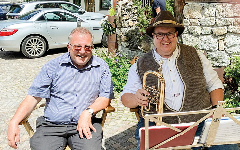 Pfarrer Florian Öttl  (links) mit dem Chef der Tauferer Wirtshausmusikanten Siegi Warger