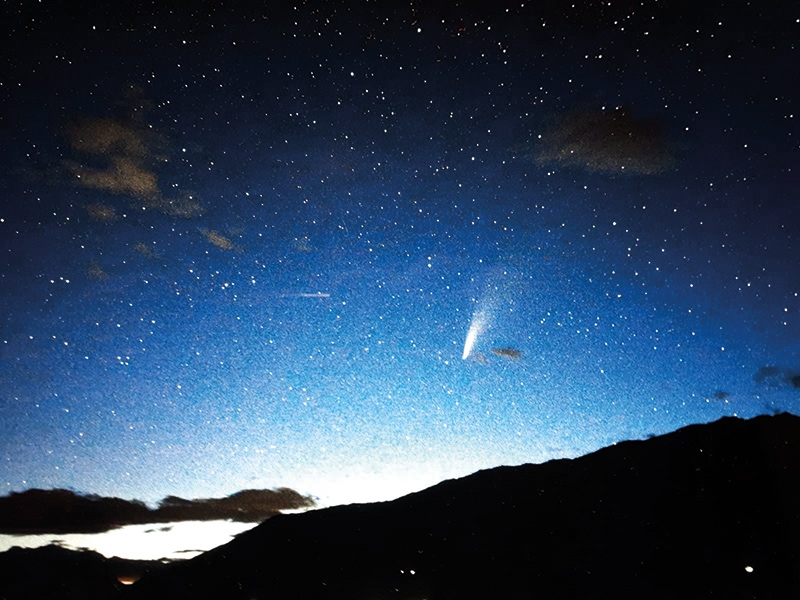 Foto Gianni Bodini: Der Komet „Neowise“ hoch über Tanas.