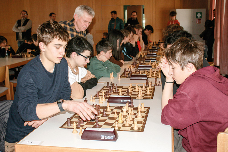 rechts im Bild: Turniersieger Jakob Niederfriniger, im Hintergrund: Reinhold Schöpf, Präsident des Schachvereins Lichtenberg