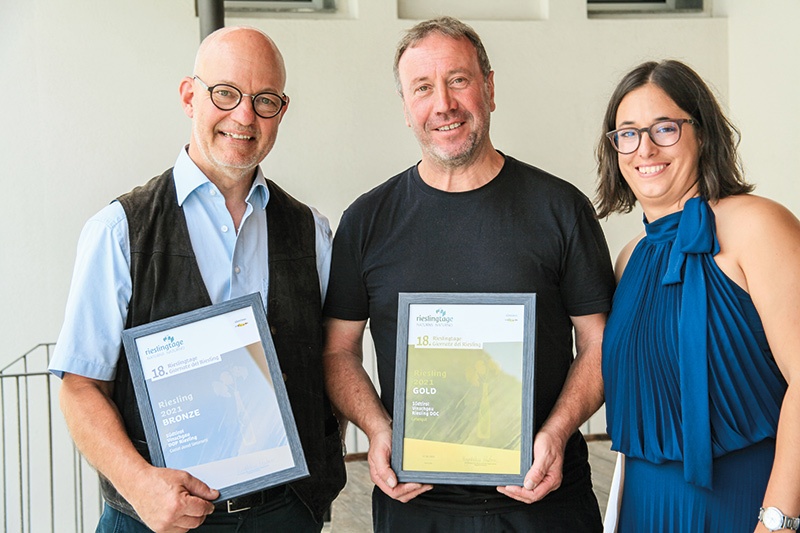 v. l.: Martin Aurich (3. Platz für den Südtirol Vinschgau Riesling DOC des Weinguts Unterortl – Castel Juval), Thomas Plack (1. Platz und damit Gold für den Vinschger Riesling Renano des Weinguts Lehengut) und die OK-Präsidentin Magdalena Pratzner (Weingut Falkenstein) 