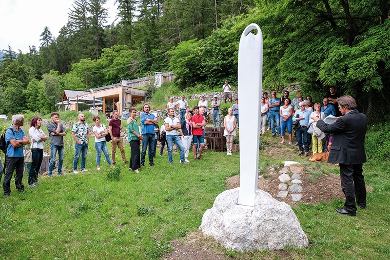 Das Projekt wurde im Mai/Juni 2019 vom Bildhauer Leonhard Schlögel (rechts im Bild) verwirklicht. Aus Nah und Fern sind Teilnehmer zum Festakt in Margronda gekommen.