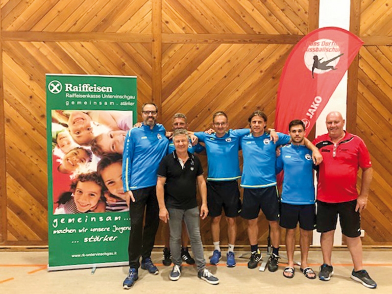 Der Präsident des ASV Kastelbell/Tschars Raiffeisen Gerhard Eberhöfer (ganz links) mit dem Referent für Sport Manfred Prantl (vorne), dem verantwortlichen für die Organisation der Fußballwoche und Jugendkoordinator des ASV Kastelbell/Tschars Raiffeisen Franz Weithaler, sowie einem Teil des Trainerteams.