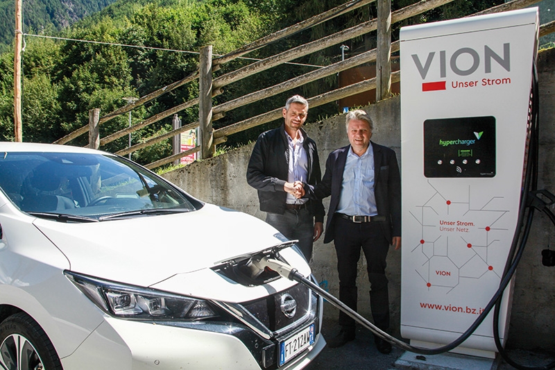 VEk-Präsident Alexander Telser und der Marteller BM Georg Altstätter vor der neuen Schnellladesäule im Freizeitzentrum Trattla in Martell