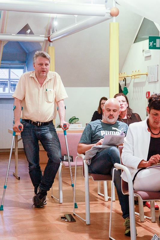 Martell auf Krücken: Die Anregung vom Marteller BM Georg Altstätter, ein weiteres Mitglied mit Stimmrecht für den Verwaltungsrat, wurde knapp versenkt