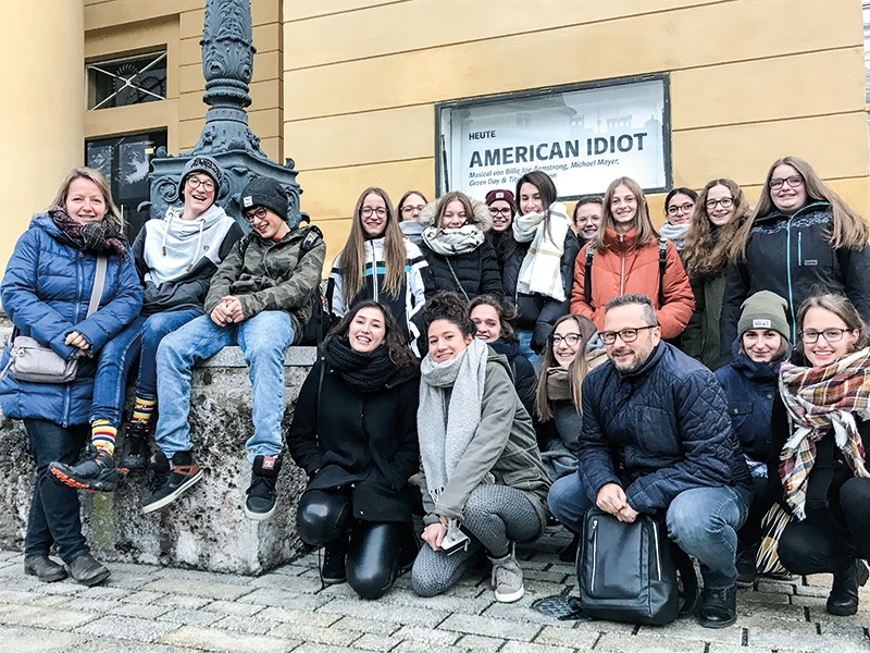 Die Schülergruppe des Schlanderser Gymnasiums mit der Schuldirektorin Verena Rinner und dem Schulchorleiter Hannes Ortler vor dem Landestheater in Innsbruck