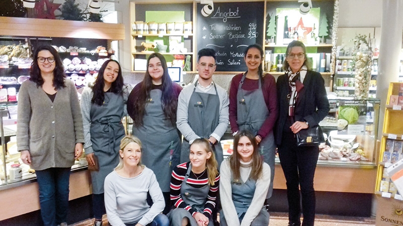 v.l.: Monika Unterthurner, Jasmin, Yvonne, Manuel, Amina, Fachlehrerin Annelies Mayr; vorne: Fachlehrerin Miriam Leitgeb, Natascha und Sara