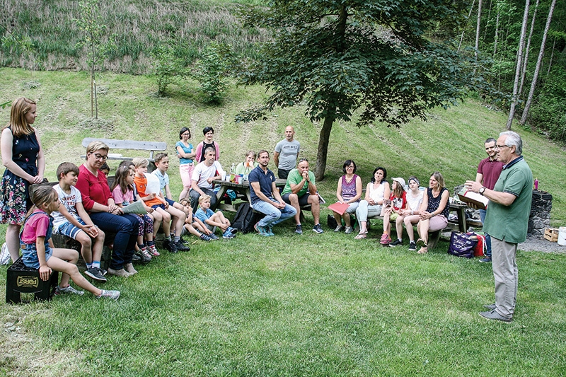 Zeugnisverteilung mit Speis und Trank, spendiert von den Eltern