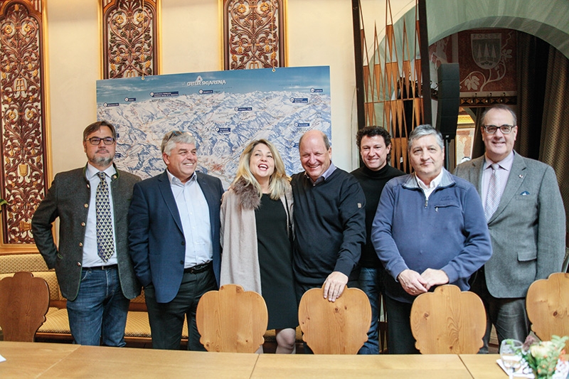 Der aktuelle Verwaltungsrat der Ortler Skiarena v.l.: Aufsichtsrat Franz Holzknecht (Schwemmalm-Ulten), Albert Hochkofler (Reinswald), Sonja Pircher (Meran 2000), Präsident Erich Pfeifer (Sulden), Christian Maas (Schöneben-Haider-alm), Geschäftsführer Fritz Raffeiner und Vizepräsident Elmar Pichler Rolle (Schnals)