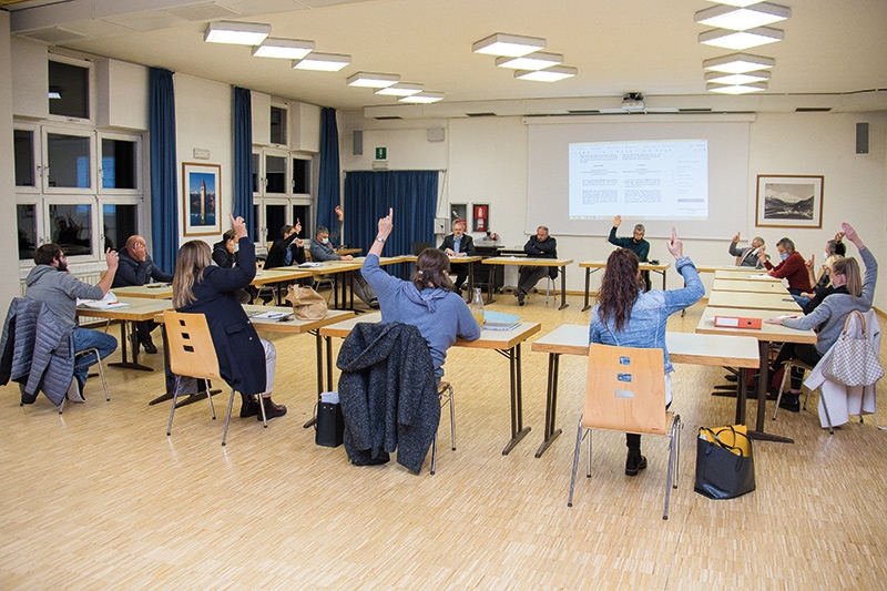Gemeinderatssitzung in Vereinssaal in Graun am Montag (26.10.). Das Programmatische Dokument des Bürgermeisters für die Verwaltungsperiode 2020-2025 wurde bei einer Stimmenthaltung vom Gemeinderat genehmigt.