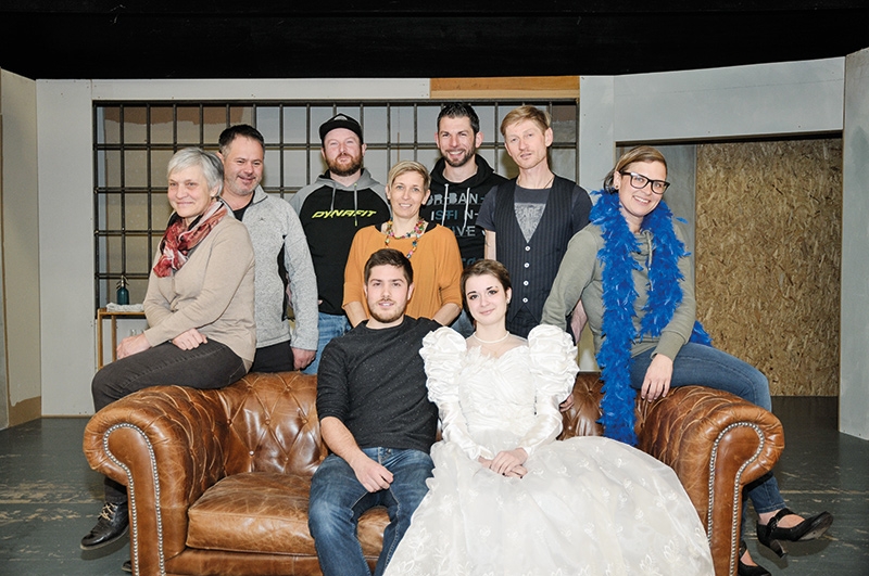 Die neun Schauspieler freuen sich: Simon + Lea, Hildegard, Alfred, Daniel, Karin, Marcel, Heinz und Andrea