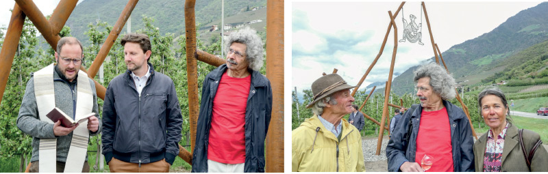 v. l.: Dekan Christoph Wiesler segnet das Kunstwerk, in der Mitte Bürgermeister Zeno Christanell und rechts der Künstler Eduard Habicher; Eduard Habicher mit Schwester Helga und Schwager Eduard Marth
