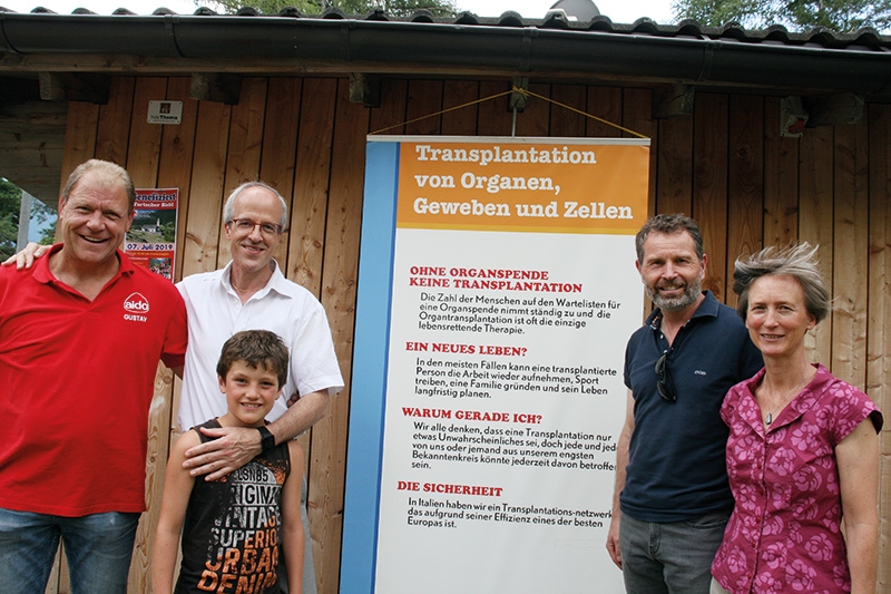 v.l. Gustav Kofler (Präsident der Organspendergruppe Vinschgau), Florian Zerzer (Generaldirektor des Südtiroler Sanitätsbetriebes) mit Sohn Alexander; Landtagsabgeordneter der Grünen Hanspeter Staffler mit Frau Jutta