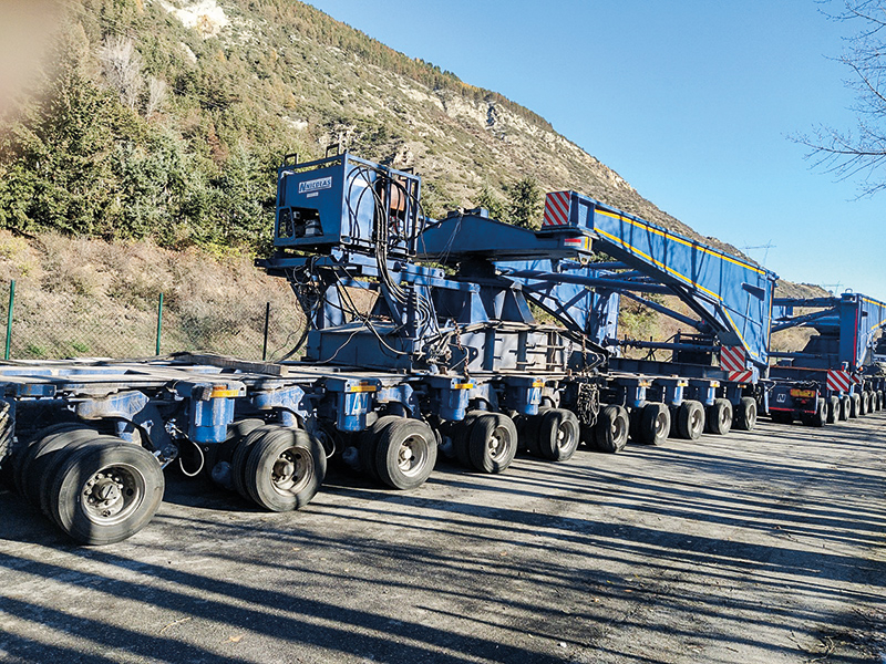 76 Meter langer Sondertransport für die Umspannkabine in Nauders für den Interconnector A-I über den Reschen