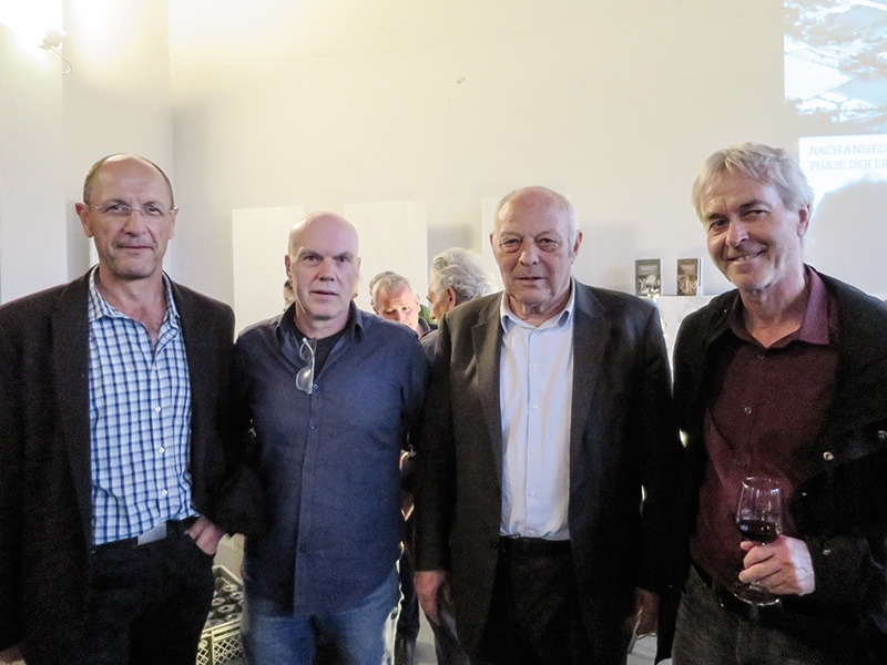 Der Bildungsausschuss Laas lud zur Buchpräsentation. Hansjörg Telfser stellte die beiden Bände in die Remise der Lasa Marmo vor. Viele kamen, unter anderem auch die beiden Bürgermeister von Laas und Prad und der Altlandeshauptmann. V.l.: BM Andreas  Tappeiner, Hansjörg Telfser, Luis Durnwalder und BM Karl Bernhart