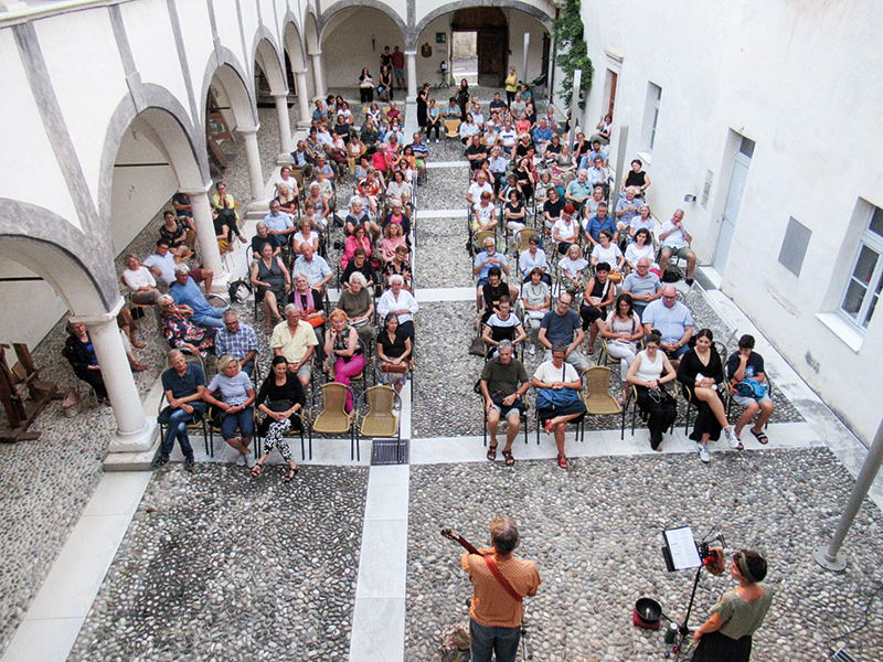 Zum Auftakt der Schlandersburger Sommerabende spielte das „Untypische Orchester“ am 2. August im Innenhof der Schlandersburg. Die vielen Besucher:innen genossen die angenehmen und abwechslungsreichen Sommerabende.