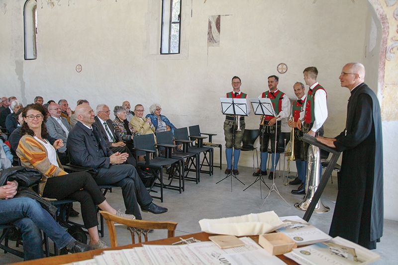 Abt Markus Spanier bedankt sich bei den „Stiftern“, beim Verein „Goswin“ vor allem bei Architekt Werner Tscholl und bei allen, die zum Gelingen und zur Finanzierung des Neubaues der Bibliothek beigetragen haben.