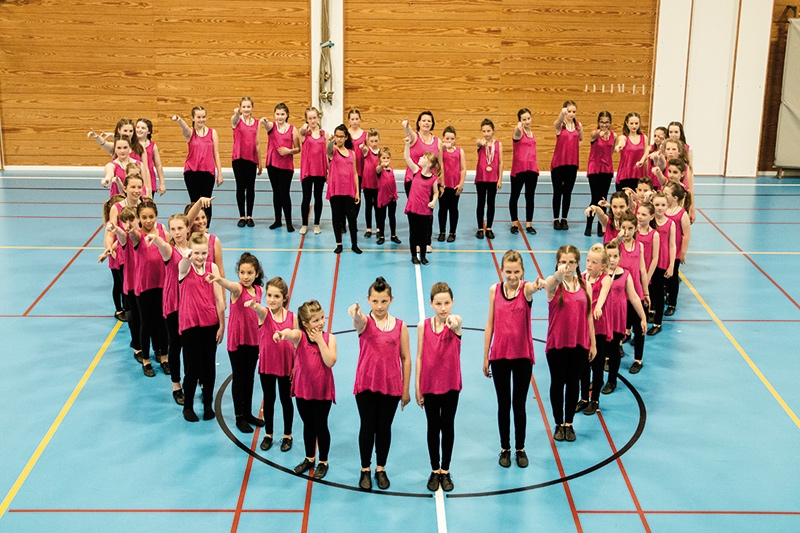 „Tanzen verbindet und das ist wichtiger denn je in unserer schnelllebigen Gesellschaft, die mehr Handys wischt als Gesichter streichelt.“ Vera Holzer