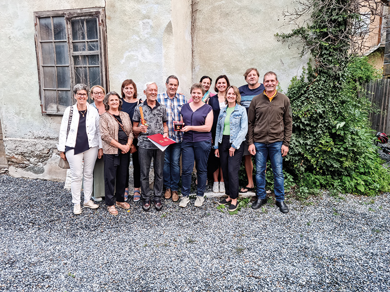 Ehemalige und aktuelle Bildungsausschuss-Funktionäre freuten sich mit Wilfried Stimpfl über die verdiente Ehrung. v. l. Annemarie Kainz, Susanne Saewert, Christine Stark, Ruth Kuntner, Wilfried Stimpfl, Reinhard Zangerle, Brigitte Schönthaler, Liselotte Parth, Evi Pinggera, Ruth Schönthaler, Ludwig Fabi, Raimund Niederfriniger 