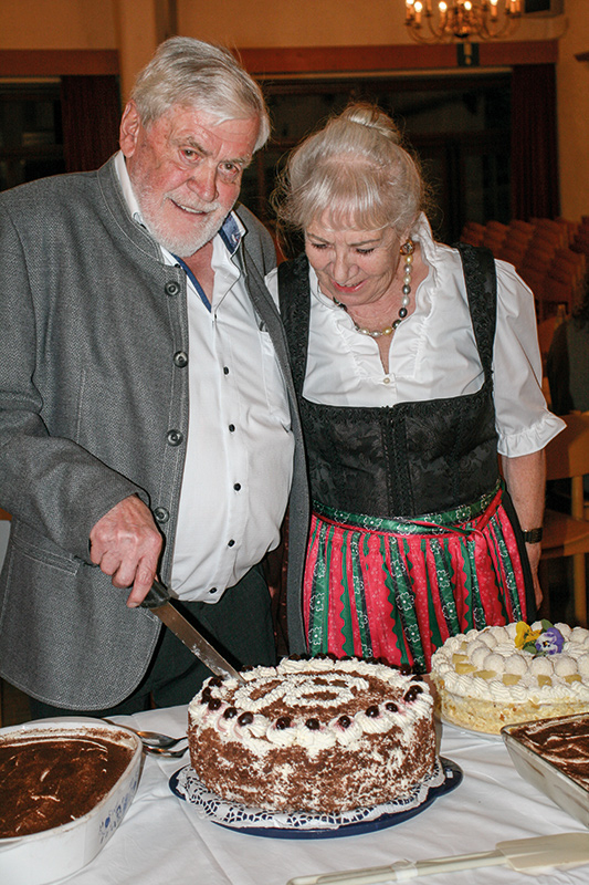 Hans Moriggl mit seiner Frau Emma am Kuchenbuffet