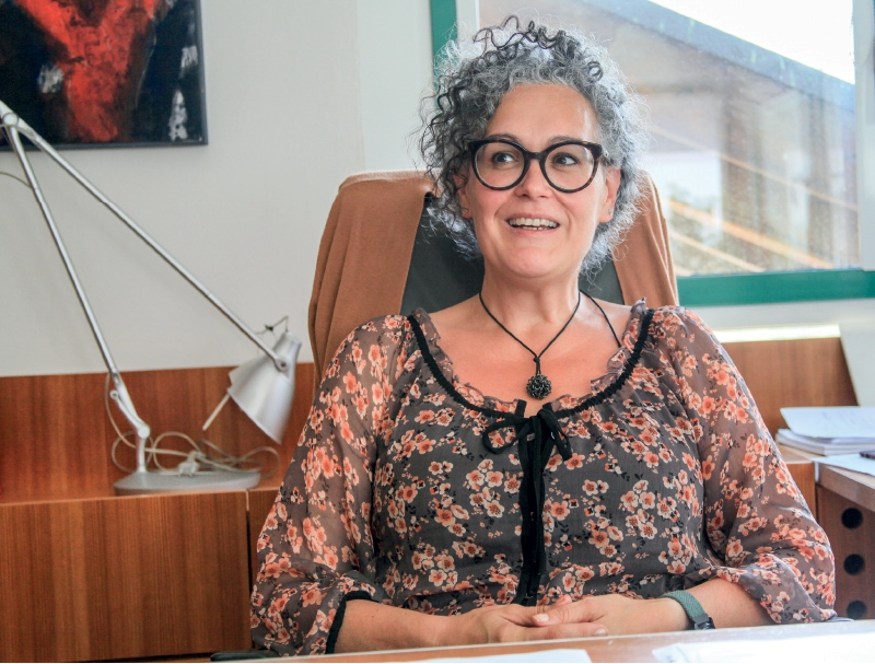 Die Musiklehrerin Verena Tröger war 17 Jahre lang Gemeindereferentin und sie ist seit Herbst 2020 Bürgermeisterin der Gemeinde Laas. Trögers Schreibtisch in der Gemeinde ist beim Interviewtermin penibel aufgeräumt. 