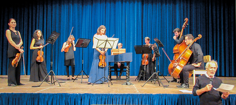 Das Ensemble mit Violinen, Viola, Cembalo, Kontrabass und Cello. Gianni Bodini (ganz rechts), Matteo Bodini 2. von rechts und in Mitte: die Violinistin Federica Giani (4. von links)
