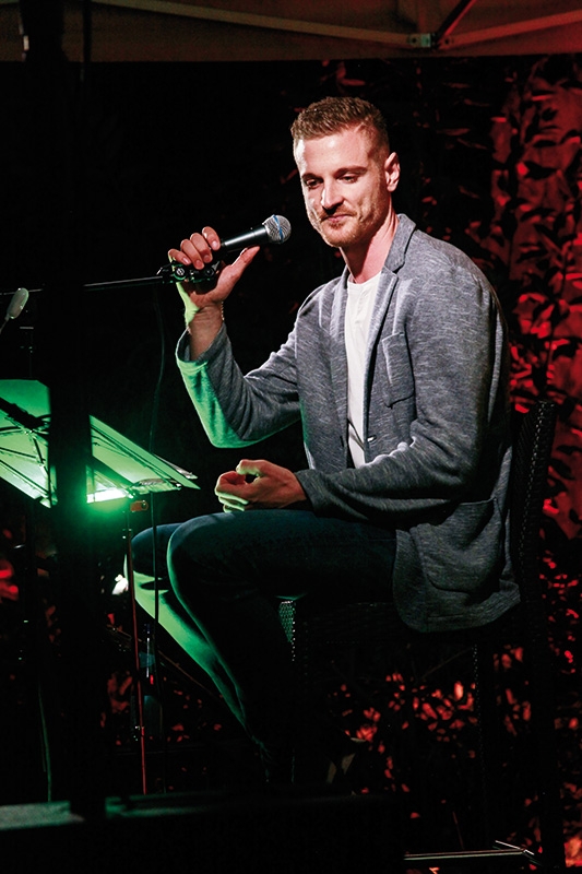 Hören und sehen kann man Michael Aster im Hof der Stachlburg mit der App Xtend