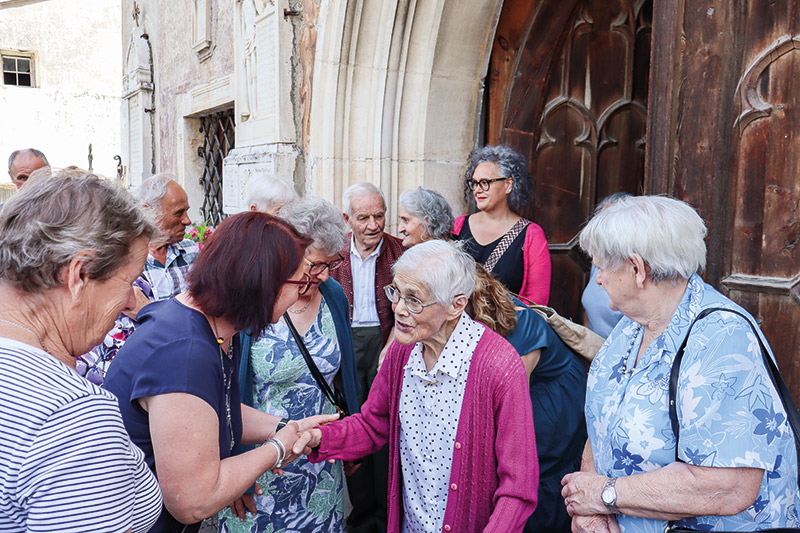 Antonia Niederfriniger Kurz, genannt „Touna“ nimmt nach dem Festgottesdienst in der Tschengelser Pfarrkirche die Glückwünsche der zahlreichen Gratulantinnen und Gratulanten entgegen