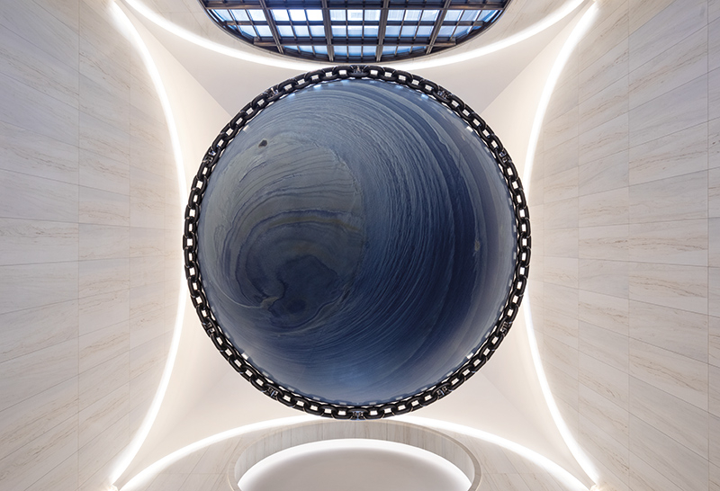 Kunstinstallation „Solid Sky“ umgeben von Laaser Marmor