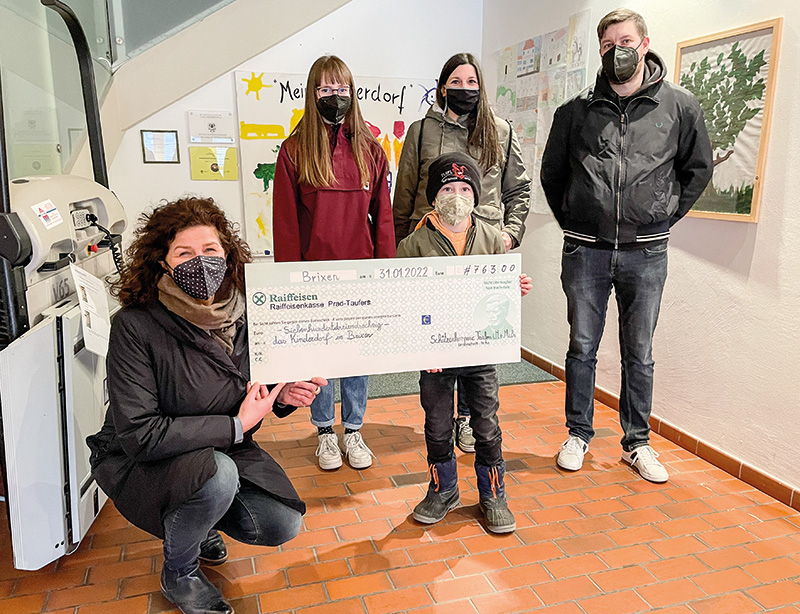 Jungmarketenderin Leonie Fliri und Jungschütze Andreas Wiesler überreichen den Scheck