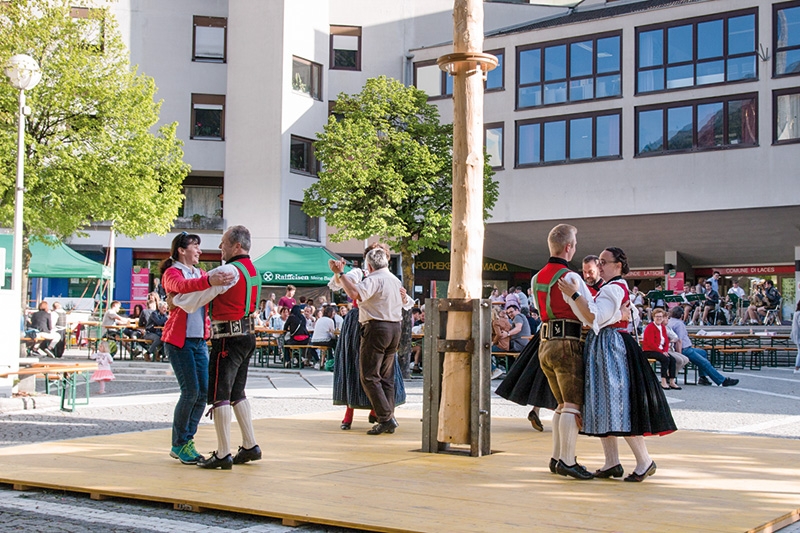 Perfektes Wetter um unter dem Maibaum in den Mai zu tanzen