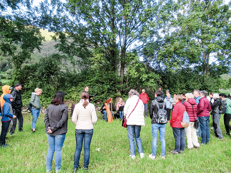 Bei den Vinschger Palabira Tagen in Glurns gab es am 11. September auch das 13. Morgenerwachen mit einer musikalisch-literarischen Wanderung und einem abschließenden Frühstück in einem Obstanger.
