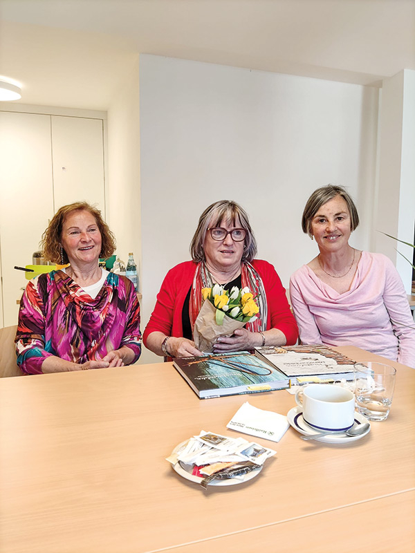 v. l. Charlotte Holzer (KVW), Magdalena Dietl Sapelza (Autorin Menschenbilder), Walburg Tschenett (Öffentliche Bibliothek Stilfs)