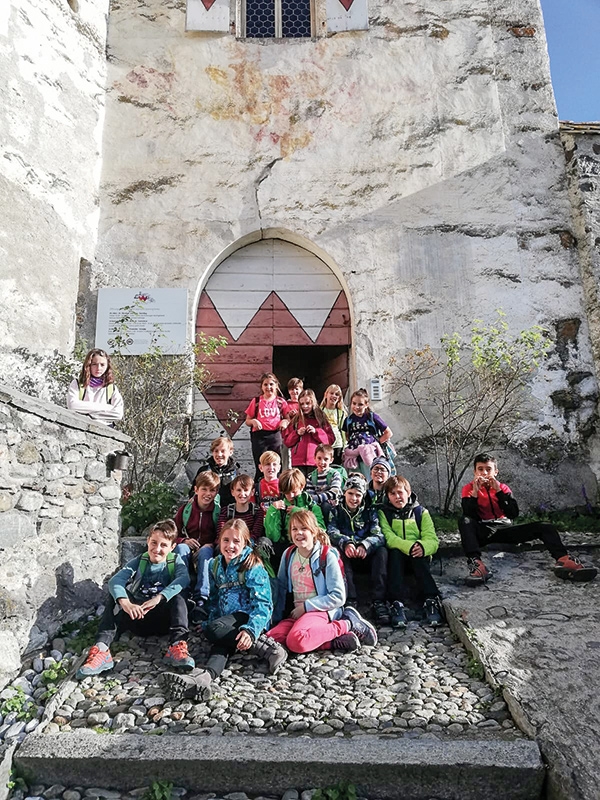 Schülerinnen und Schüler am Tor der Churburg