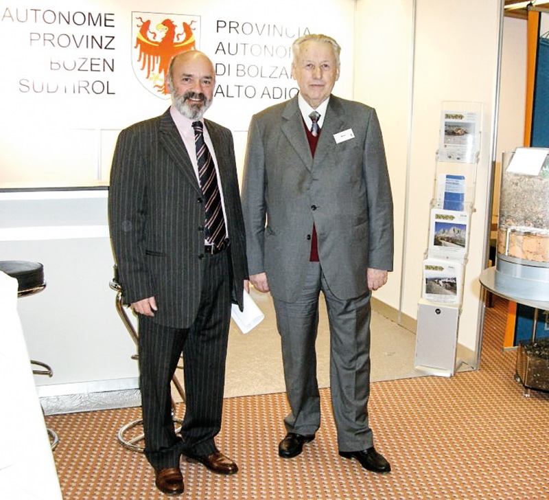 Albrecht Marx (rechts) mit Ludwig Nössing, dem ehemaligen Direktor des Amtes für Geologie und Baustoffprüfung. Ihrer engen Zusammenarbeit ist die Gründung des Konsortiums Bauschutt zu verdanken, das Marx bis 2013 leitete, und das Italien im europäischen Dachverband für Bauschuttrecycling EQAR vertritt.