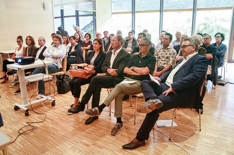 Viele Projektpartner aus dem Unterengadin und viele Bürgermeister sind der Einladung für die Kick-Off- Veranstaltung gefolgt und in das Nationalparkhaus naturatrafoi gekommen