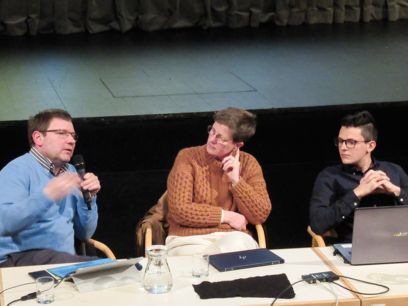 Andreas Platzer (links), Helga Salchegger und Alois Fundneider (rechts im Bild) informierten am 9. März über Neophyten in Südtirol. 