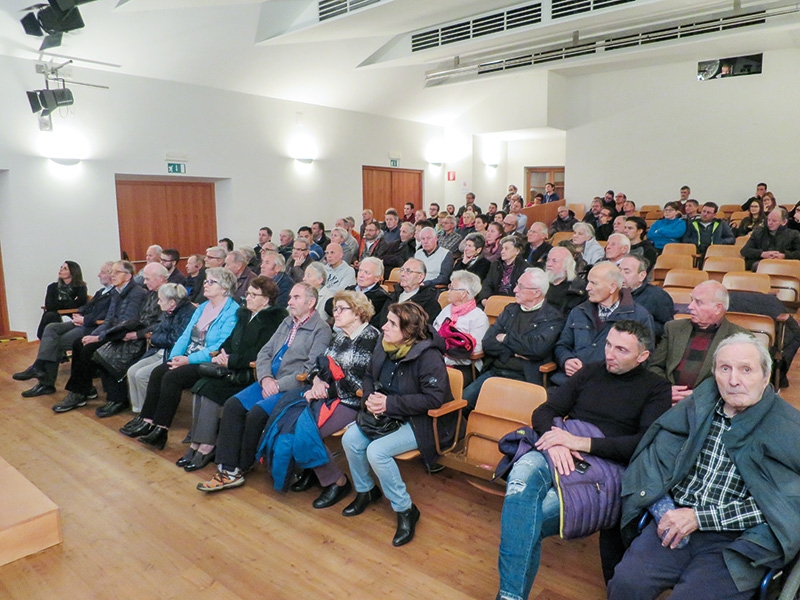 Vor 80 Jahren stand Südtirol vor einer Zerreißprobe.  Christopf Gufler informierte über die Opiton 1939, er berichtete über die Vorgeschichte und die weitere Geschichte bis nach dem 2. Weltkrieg. In einem Kurzfilm von Karl Prossliner berichteten Zeitzeugen über die damaligen Ereignisse.   