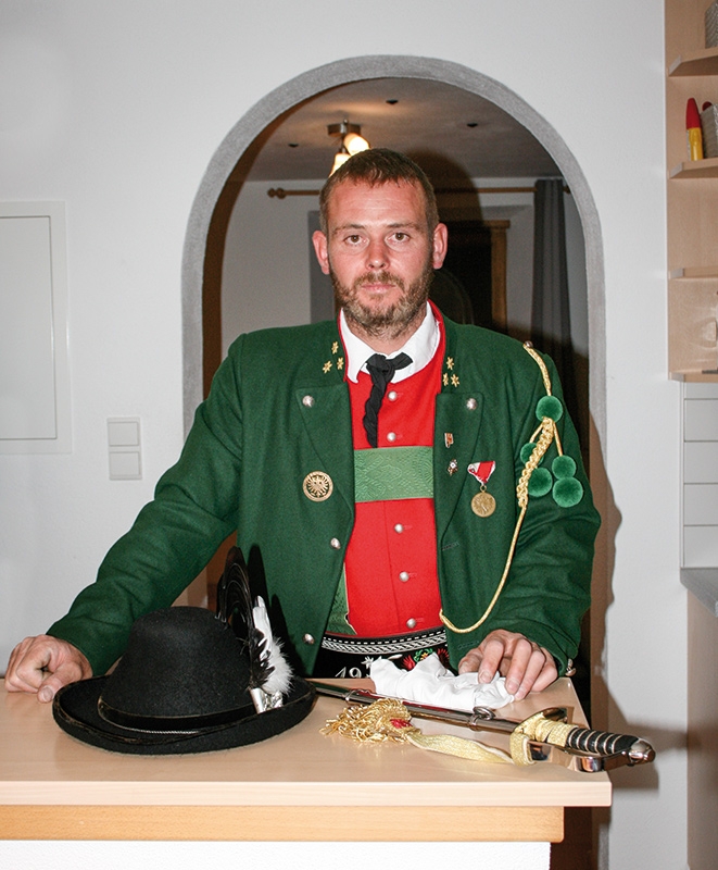 Joachim Telser, Jg. 1986 Burgeis/St Valentin. „Mai Schützntrocht hon i miar selbst kaaft. Lei dr Gürtl isch gliichn.“ Sein neuer Gürtel wird derzeit angefertigt und könnte ihn bereit bei der 60-Jahrfeier der Schützenkompanie Burgeis am kommenden 26. Oktober schmücken. Diese findet in kleinem Rahmen vereinsintern statt. 