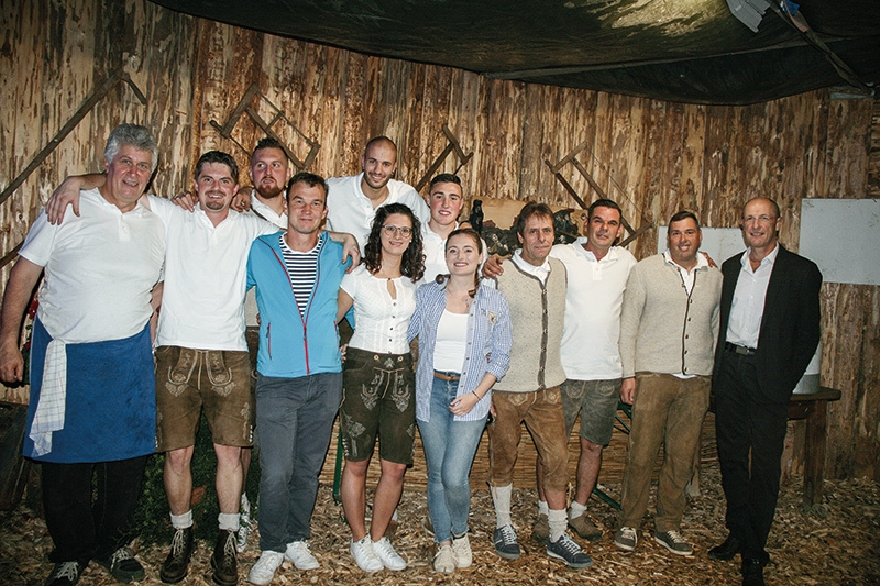 Das Organisatorenteam und viele freiwillige Helferinnen und Helfer sorgte für ein außergewöhnliches Ambiente mit bester Unterhaltung und kulinarischen Schmankerl aus der Vinschger Küche