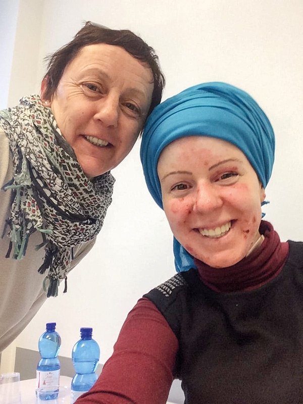 Anna Faccin (r.) führt den  ehrenamtlichen Verein DEBRA weiter, den ihre verstorbene Mutter Isolde Mayr Faccin (l.) gegründet hat.