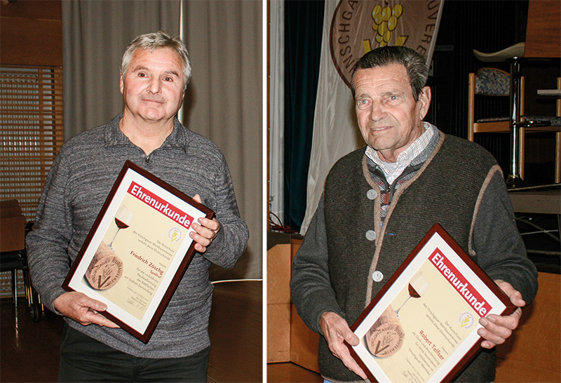 v. l.: Friedrich Zöschg und Robert Telfser mit den Ehrenurkunden. Diese wurden ihnen vom Obmann des Weinbauvereins Vinschgau Matthias Bernhart überreicht