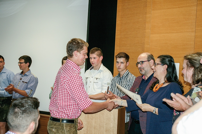 Direktorin Monika Aondio und Schulleiter Martin Unterer übergeben die Diplome