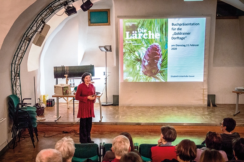 Interessiert lauschte das Publikum im wohlriechenden Saal der Autorin des Buches