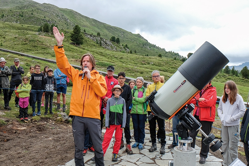 Der Astronom Norbert Span erklärt den Anwesenden die Funktionsweise des Spiegelteleskopes. Mit einem Durchmesser von 360 mm ist es sowohl für visuelle Beobachtung als auch für Astrofotografie einsetzbar. Es seien nicht nur die Planeten, die Interessierte immer wieder in den Bann ziehen, auch weit entfernte Galaxien, planetarische Nebel, Sternhaufen und Kugelsternhaufen gelte es zu erkunden.