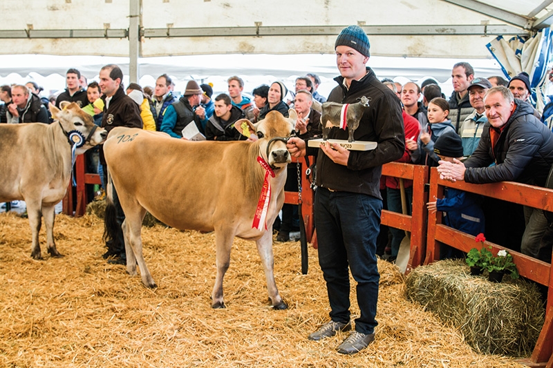 vorne: Martin Spechtenhauser mit der  Gesamtsiegerin Jersey IMPULS Uschi