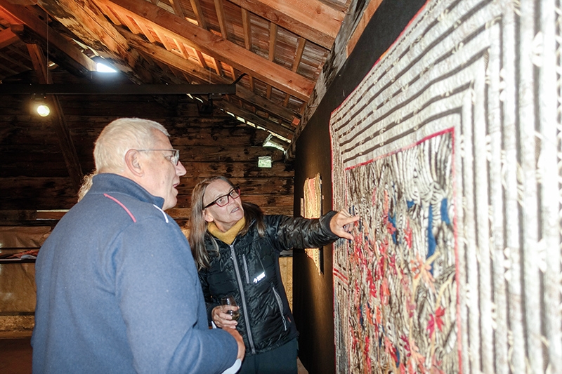 Artquilts-Künstlerin Trudy Kleinstein erklärt Gerhard Witting das Werk mit dem Titel „Zebras“. In diesem Werk stecken ca. tausend Arbeitsstunden.