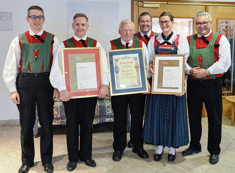 v.l..: Obmann Martin Ratschiller, Kurt Pernthaler, Ehrenmitglied Herbert Mair, Kapellmeister Georg Horrer, Andrea Wielander, Obmann-Stellvertreter Dieter Pinggera.